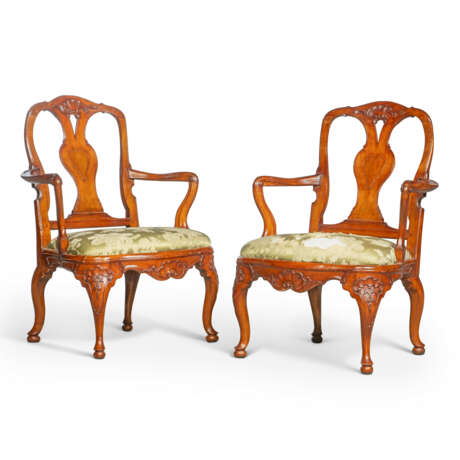 A PAIR OF PORTUGUESE CARVED WALNUT ARMCHAIRS - Foto 2