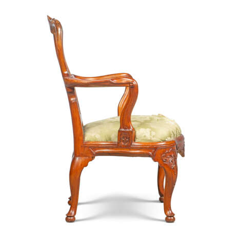 A PAIR OF PORTUGUESE CARVED WALNUT ARMCHAIRS - Foto 3