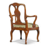 A PAIR OF PORTUGUESE CARVED WALNUT ARMCHAIRS - Foto 4