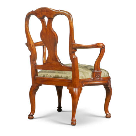 A PAIR OF PORTUGUESE CARVED WALNUT ARMCHAIRS - Foto 4