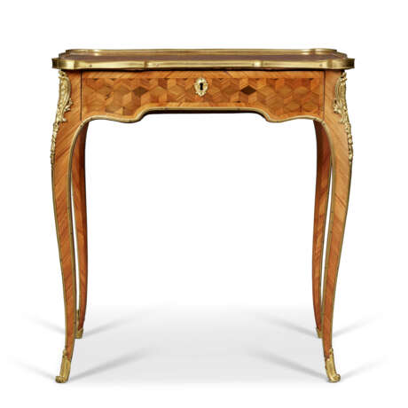 A LOUIS XV ORMOLU-MOUNTED TULIPWOOD, ROSEWOOD, HAREWOOD, SYCAMORE, AND FRUITWOOD PARQUETRY OCCASIONAL TABLE - Foto 1