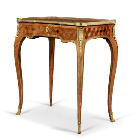 A LOUIS XV ORMOLU-MOUNTED TULIPWOOD, ROSEWOOD, HAREWOOD, SYCAMORE, AND FRUITWOOD PARQUETRY OCCASIONAL TABLE - Foto 2