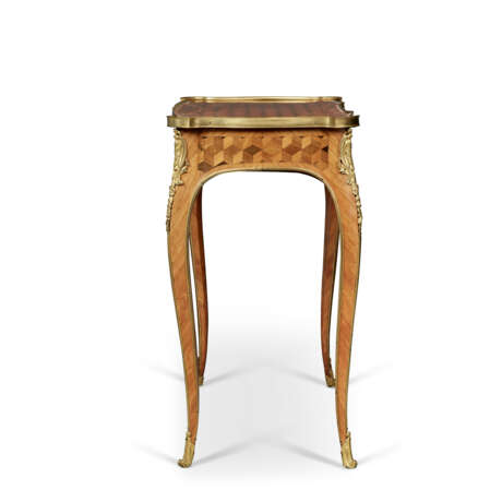 A LOUIS XV ORMOLU-MOUNTED TULIPWOOD, ROSEWOOD, HAREWOOD, SYCAMORE, AND FRUITWOOD PARQUETRY OCCASIONAL TABLE - Foto 3