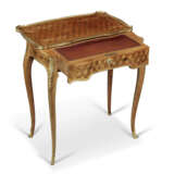 A LOUIS XV ORMOLU-MOUNTED TULIPWOOD, ROSEWOOD, HAREWOOD, SYCAMORE, AND FRUITWOOD PARQUETRY OCCASIONAL TABLE - Foto 4