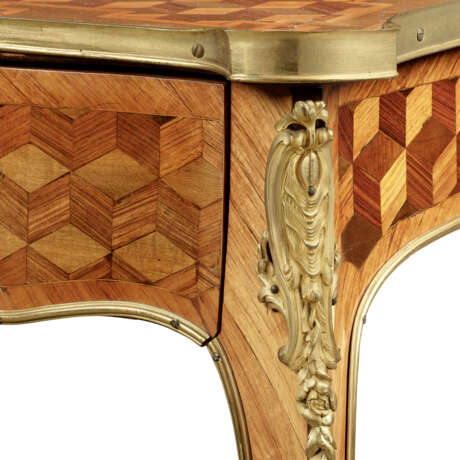 A LOUIS XV ORMOLU-MOUNTED TULIPWOOD, ROSEWOOD, HAREWOOD, SYCAMORE, AND FRUITWOOD PARQUETRY OCCASIONAL TABLE - Foto 5