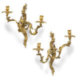 A PAIR OF ROYAL LOUIS XV TWO-LIGHT ORMOLU WALL-LIGHTS - Foto 1