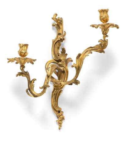 A PAIR OF ROYAL LOUIS XV TWO-LIGHT ORMOLU WALL-LIGHTS - Foto 2