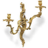 A PAIR OF ROYAL LOUIS XV TWO-LIGHT ORMOLU WALL-LIGHTS - Foto 2