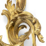 A PAIR OF ROYAL LOUIS XV TWO-LIGHT ORMOLU WALL-LIGHTS - Foto 4