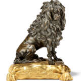 A FRENCH PATINATED-BRONZE AND ORMOLU POODLE - Foto 1