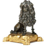 A FRENCH PATINATED-BRONZE AND ORMOLU POODLE - Foto 2