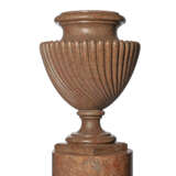 A MONUMENTAL ITALIAN PINK GRANITE VASE - photo 2