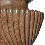 A MONUMENTAL ITALIAN PINK GRANITE VASE - Foto 3