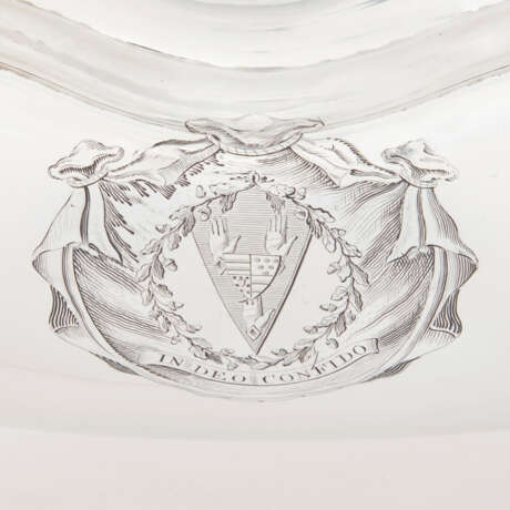 A GEORGE III SILVER SOUP TUREEN AND COVER - photo 2