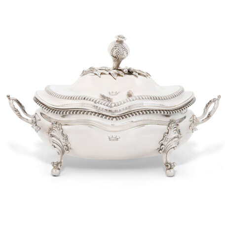 A GEORGE III SILVER SOUP TUREEN AND COVER - фото 5