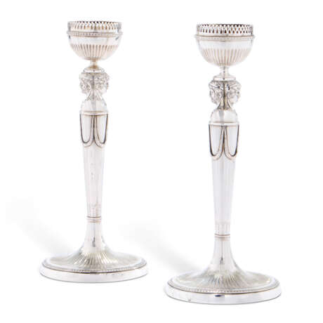 A PAIR OF ITALIAN SILVER CANDLESTICKS - Foto 1