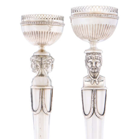 A PAIR OF ITALIAN SILVER CANDLESTICKS - Foto 2