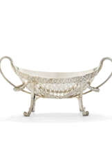 A VICTORIAN SMALL SILVER TABLE CENTREPIECE