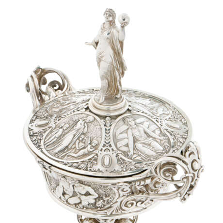 A VICTORIAN LARGE SILVER CUP AND COVER - Foto 5