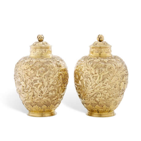 A PAIR OF GEORGE V SILVER-GILT FURNISHING VASES - Foto 1