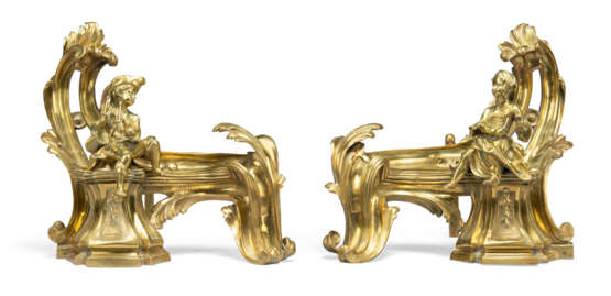 A PAIR OF FRENCH ORMOLU FIGURAL CHENETS - Foto 1