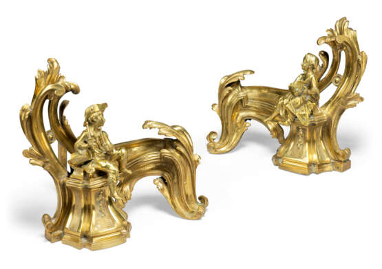 A PAIR OF FRENCH ORMOLU FIGURAL CHENETS - Foto 2