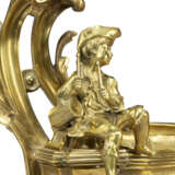 A PAIR OF FRENCH ORMOLU FIGURAL CHENETS - Foto 4