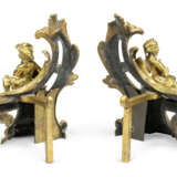 A PAIR OF FRENCH ORMOLU FIGURAL CHENETS - Foto 5