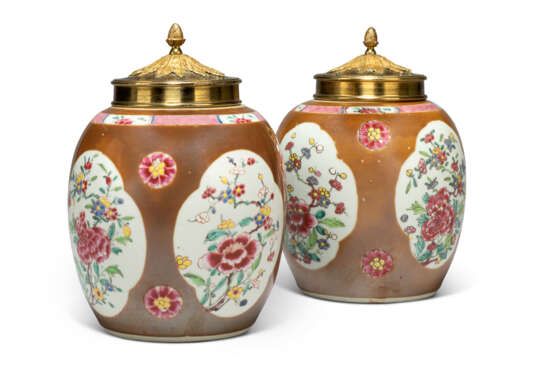 A PAIR OF CHINESE EXPORT PORCELAIN FAMILLE ROSE AND CAFE-AU-LAIT GROUND OVIFORM JARS AND ORMOLU COVERS - photo 1