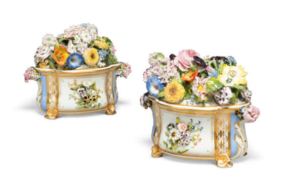 A PAIR OF DERBY (BLOOR) PORCELAIN FLOWER-ENCRUSTED BOMBE-SHAPED BOUGH-POTS AND COVERS - photo 1