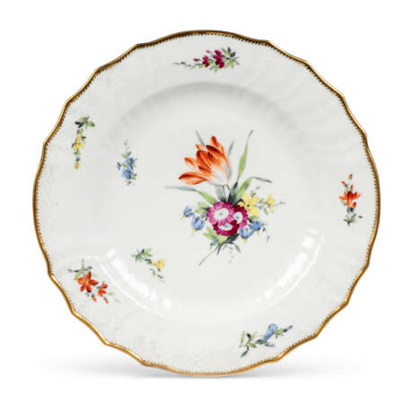 A ROYAL COPENHAGEN PORCELAIN 'SAXON FLOWER' PART-DINNER-SERVICE - фото 3