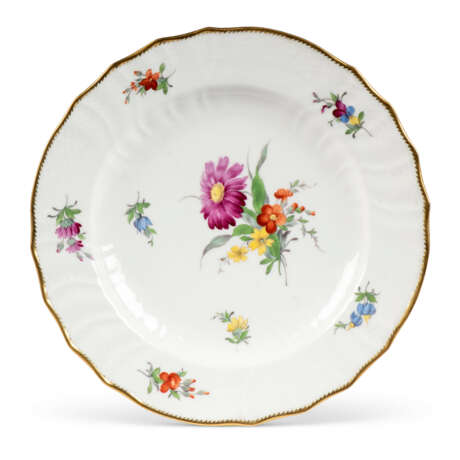 A ROYAL COPENHAGEN PORCELAIN 'SAXON FLOWER' PART-DINNER-SERVICE - фото 5