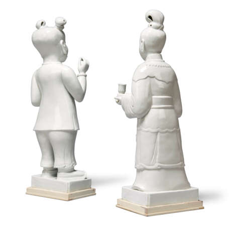 TWO LARGE WHITE-GLAZED FIGURES - фото 3