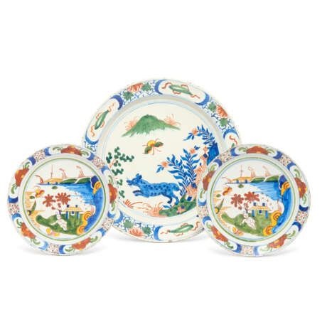 A DUTCH DELFT POLYCHROME CHARGER AND TWO PANCAKE PLATES - Foto 1