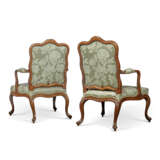 A PAIR OF GEORGE III MAHOGANY OPEN ARMCHAIRS - Foto 2