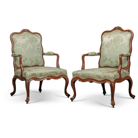 A PAIR OF GEORGE III MAHOGANY OPEN ARMCHAIRS - photo 3