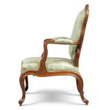 A PAIR OF GEORGE III MAHOGANY OPEN ARMCHAIRS - фото 4