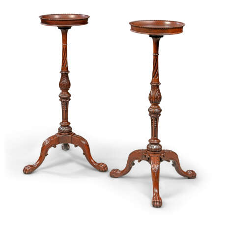 A PAIR OF GEORGE II MAHOGANY TRIPOD TORCHERES - Foto 2