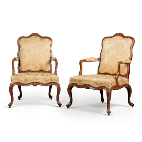 A PAIR OF GEORGE III MAHOGANY OPEN ARMCHAIRS - фото 1