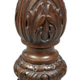 A PAIR OF GEORGE II MAHOGANY TRIPOD TORCHERES - Foto 4