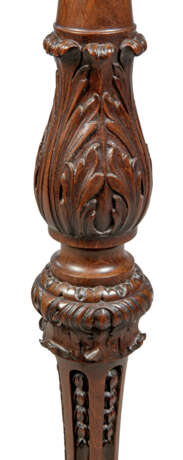 A PAIR OF GEORGE II MAHOGANY TRIPOD TORCHERES - Foto 4