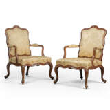 A PAIR OF GEORGE III MAHOGANY OPEN ARMCHAIRS - Foto 2