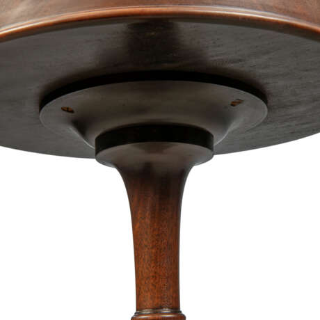 A PAIR OF GEORGE II MAHOGANY TRIPOD TORCHERES - Foto 5