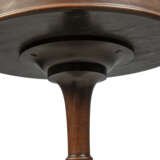 A PAIR OF GEORGE II MAHOGANY TRIPOD TORCHERES - Foto 5