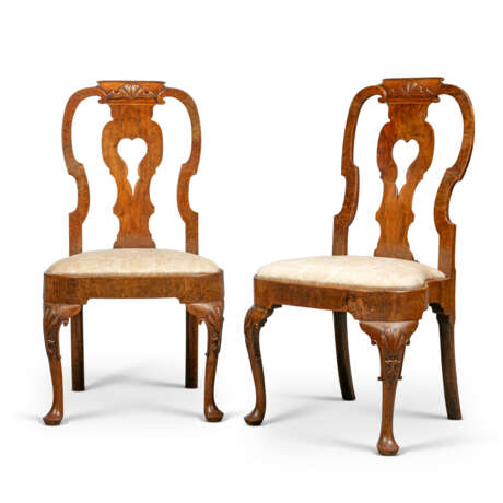 A SET OF TWELVE ANGLO-DUTCH WALNUT DINING CHAIRS - фото 2