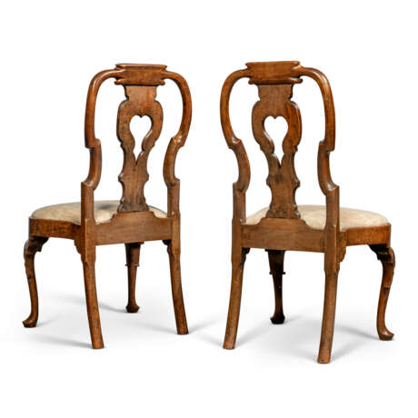 A SET OF TWELVE ANGLO-DUTCH WALNUT DINING CHAIRS - фото 3