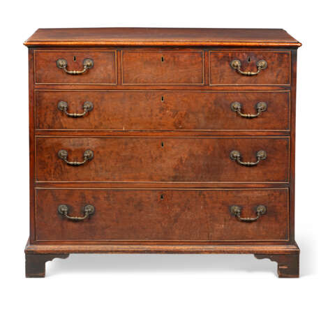 A GEORGE III MAHOGANY CHEST - фото 1