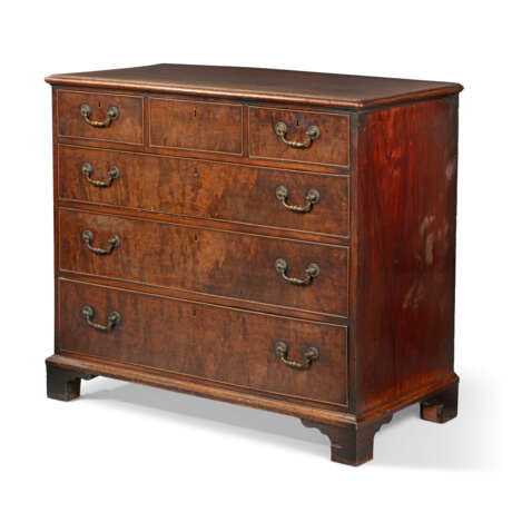 A GEORGE III MAHOGANY CHEST - Foto 2