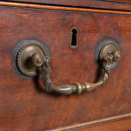 A GEORGE III MAHOGANY CHEST - Foto 4