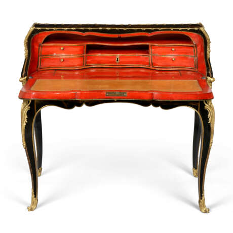 A LOUIS XV ORMOLU-MOUNTED JAPANESE BLACK AND GILT-LACQUER BUREAU DE PENTE - Foto 4